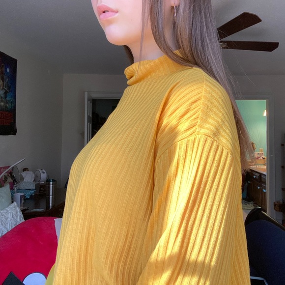 H&M Tops - 💫 Yellow Ribbed Turtleneck 💫